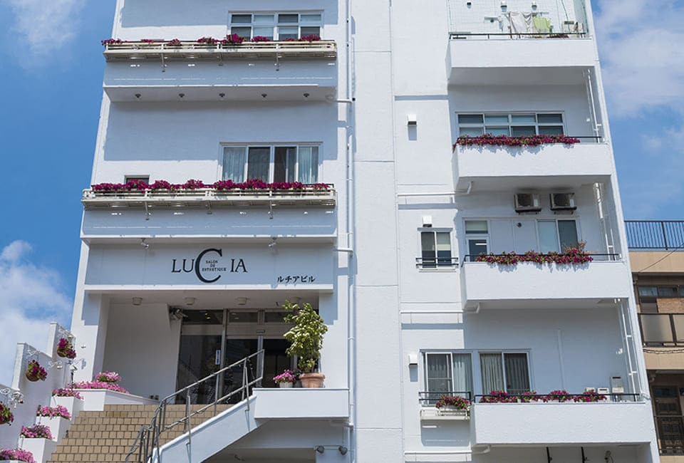 5階建ての白い建物