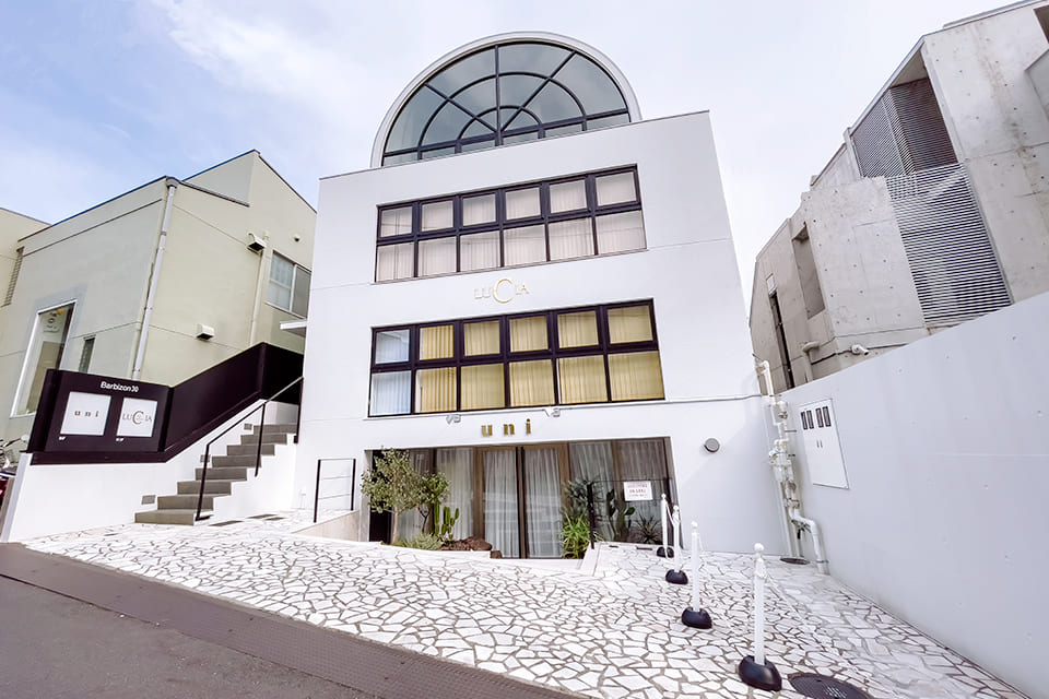 大きな窓が特徴の建物